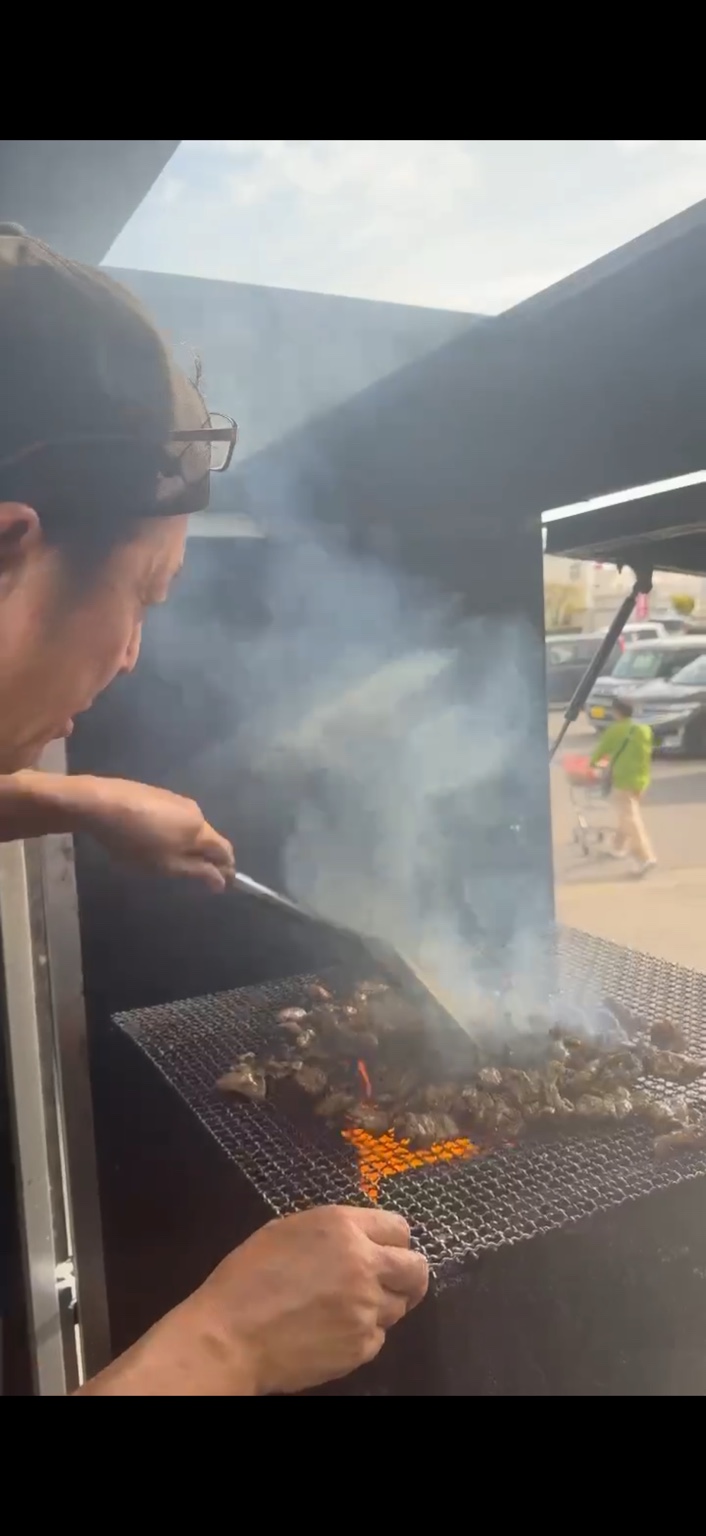 炭火で鶏を焼く様子